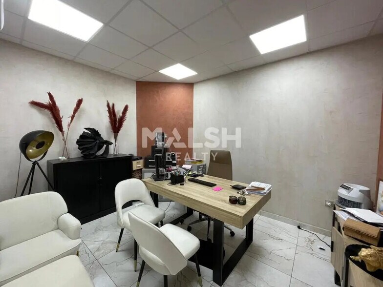 Local d’activités dans Saint-Priest à louer - Photo intérieure – Image 2 sur 4