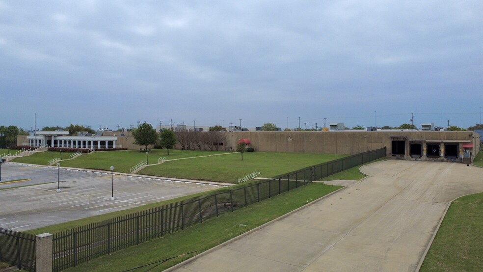 1010 E Avenue J, Grand Prairie, TX à louer - Photo de l’immeuble – Image 2 sur 8