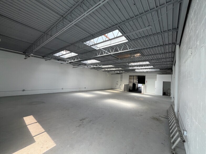 4504 E Hillsborough Ave, Tampa, FL à louer - Photo de l’immeuble – Image 3 sur 9
