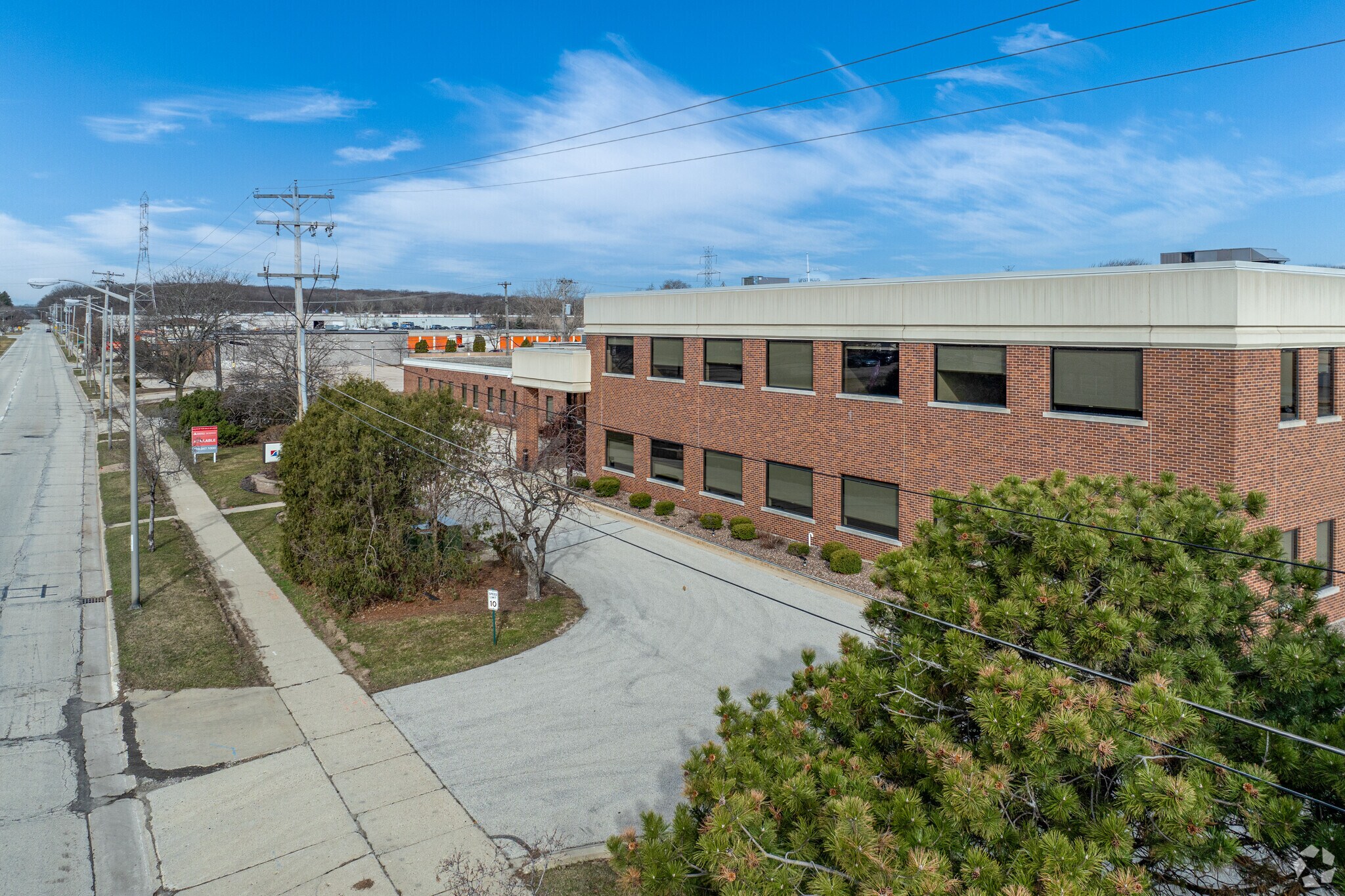 10920 W Lincoln Ave, Milwaukee, WI à louer Photo de l’immeuble– Image 1 sur 13