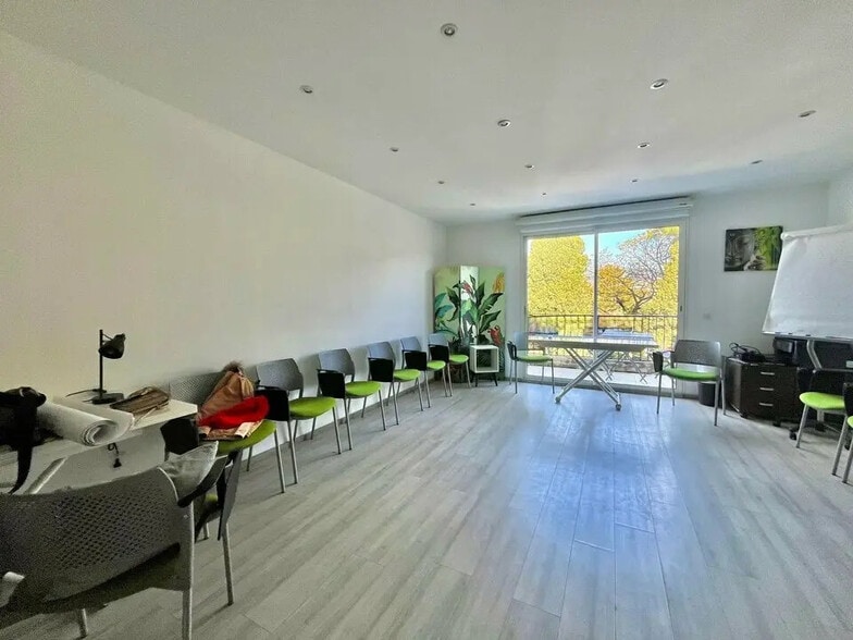 Bureau dans Grasse à louer - Photo de l’immeuble – Image 3 sur 4