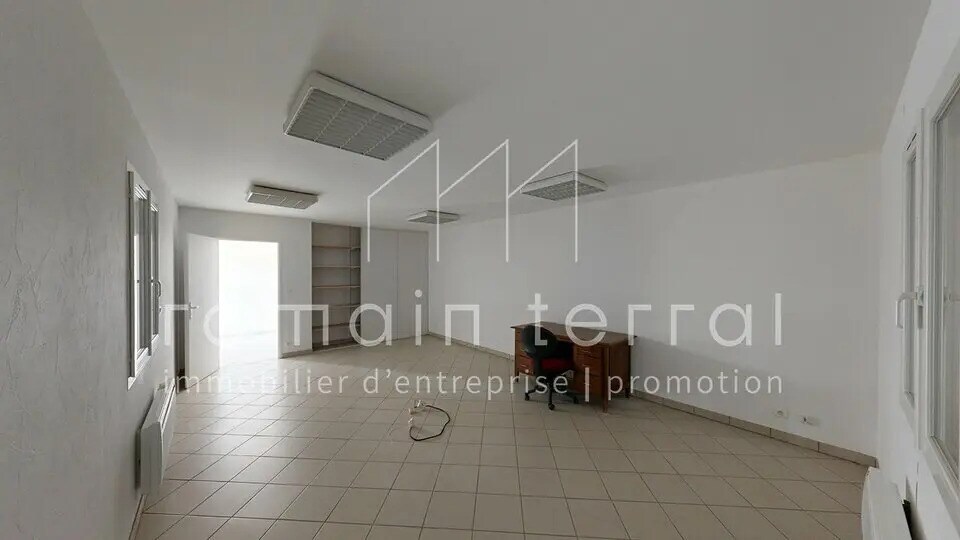 Local d'activités dans Saint-Junien à vendre - Photo de l’immeuble – Image 2 sur 5