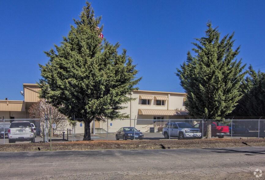 910 Mason Way, Medford, OR à vendre - Photo de l’immeuble – Image 3 sur 4