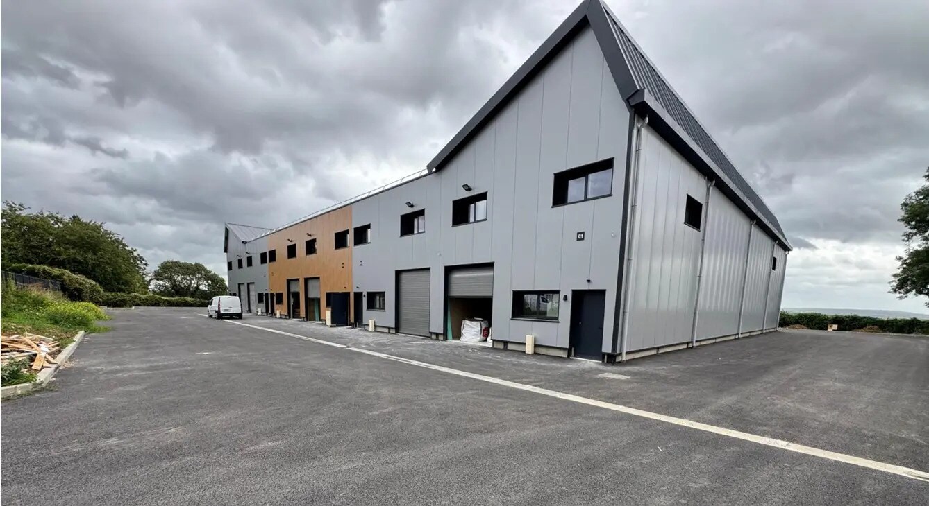 Local d'activités dans Hérouville-en-Vexin à vendre Photo de l’immeuble– Image 1 sur 6