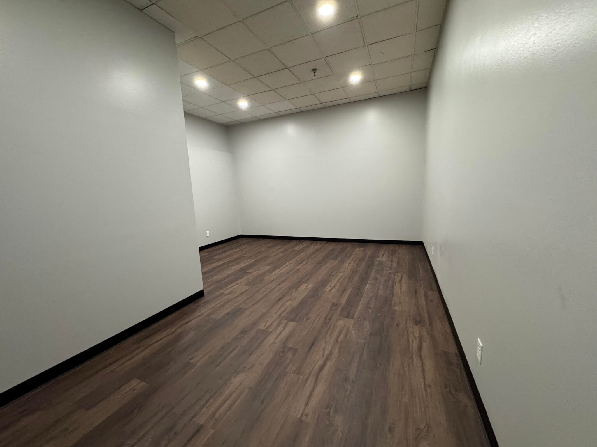 1611 W Pomona Rd, Corona, CA à louer Photo intérieure– Image 1 sur 6