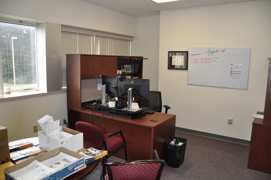 5825 Clyde Rhyne Dr, Sanford, NC à louer - Photo de l’immeuble – Image 2 sur 21