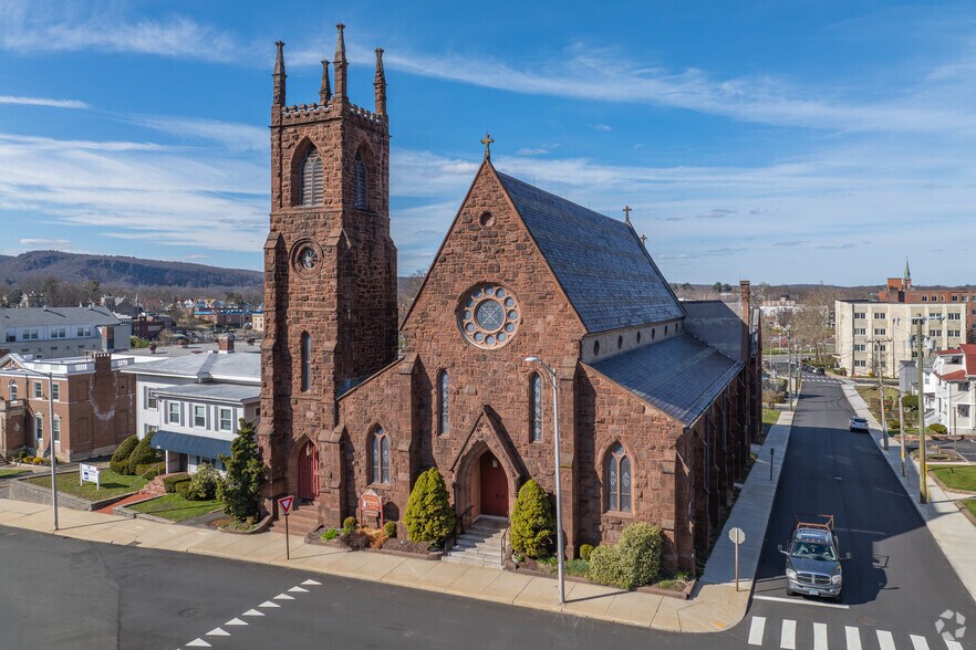 136 E Main St, Meriden, CT à vendre - Photo de l’immeuble – Image 1 sur 32