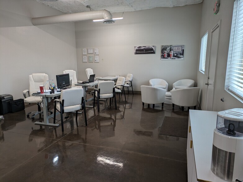 22039 N 24th Ave, Phoenix, AZ à louer - Photo de l’immeuble – Image 3 sur 15