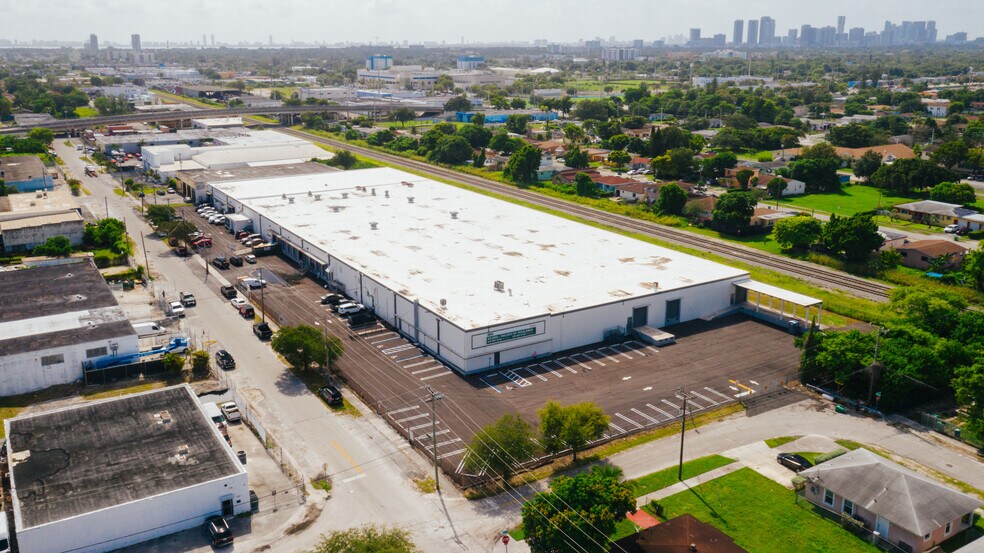 1300-1350 NW 74th St, Miami, FL à louer - Photo de l’immeuble – Image 1 sur 9