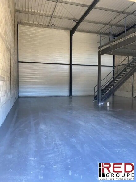 Industriel/Logistique dans Signes à vendre - Photo de l’immeuble – Image 3 sur 6