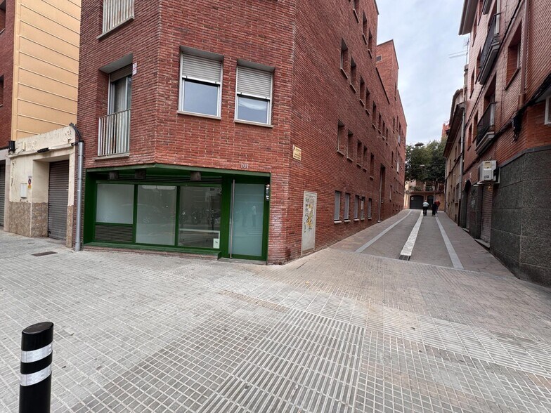 Immeuble residentiel dans Sant Feliu de Llobregat, Barcelona à vendre - Photo de l’immeuble – Image 2 sur 4