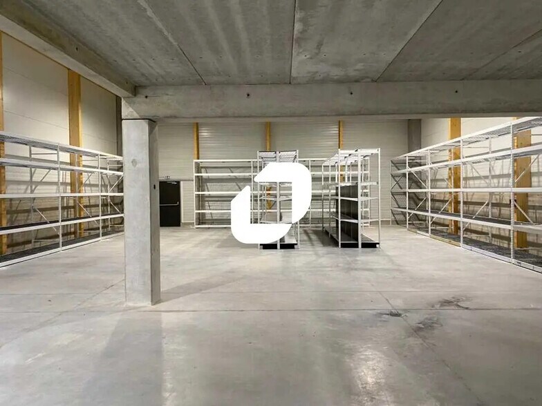Local d’activités dans Gallargues-le-Montueux à louer - Photo de l’immeuble – Image 1 sur 14