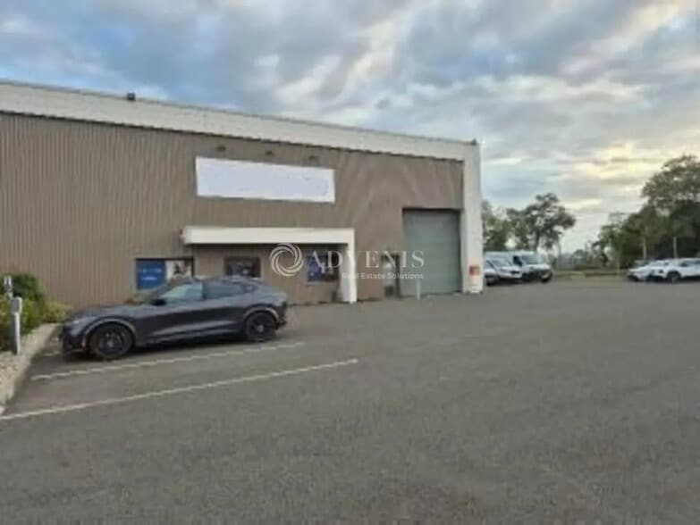 Local d’activités dans Le Mans à louer - Photo de l’immeuble – Image 2 sur 3