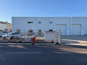 209 Avenue Des Carrières, Roquefort-la-Bédoule à louer Photo de l’immeuble– Image 2 sur 7