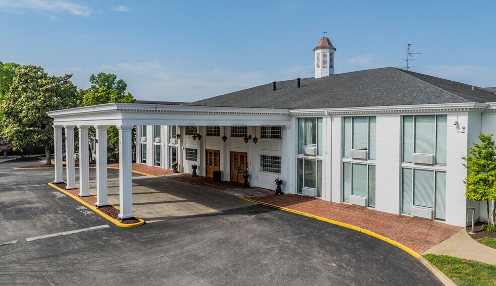 4004 Gardiner Point Dr, Louisville, KY à vendre - Photo de l’immeuble – Image 1 sur 16
