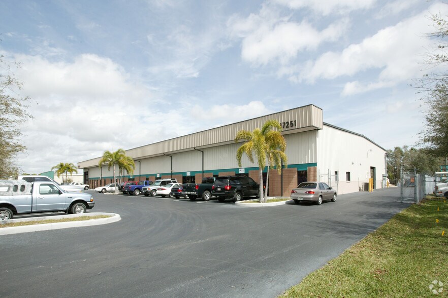 17251 Alico Center Rd, Fort Myers, FL à vendre - Photo de l’immeuble – Image 3 sur 5