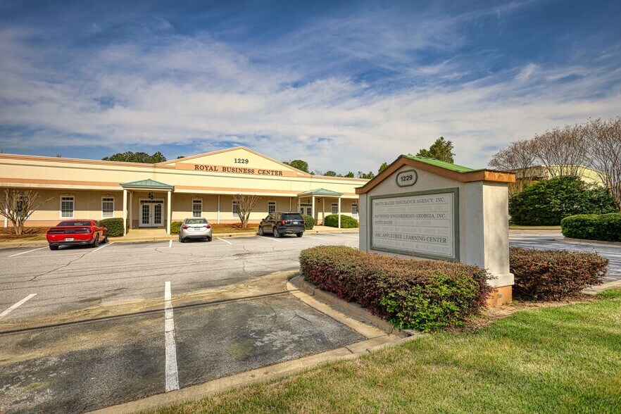1229 Royal Dr, Conyers, GA à vendre - Photo de l’immeuble – Image 3 sur 39