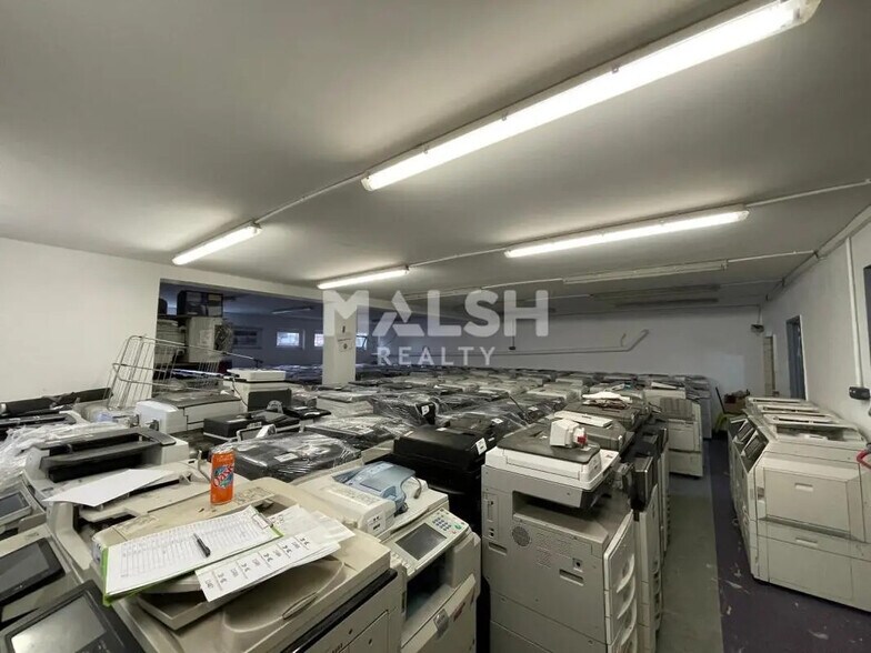 Local d’activités dans Saint-Priest à louer - Photo de l’immeuble – Image 3 sur 4