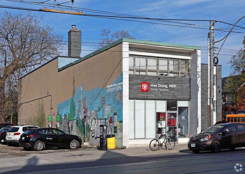 226 Bathurst St, Toronto, ON à louer - Photo de l’immeuble – Image 3 sur 3