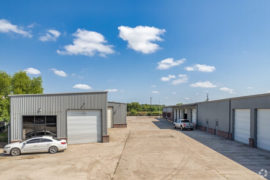 130 Mitchell Rd, Houston, TX à louer - Photo de l’immeuble – Image 3 sur 34