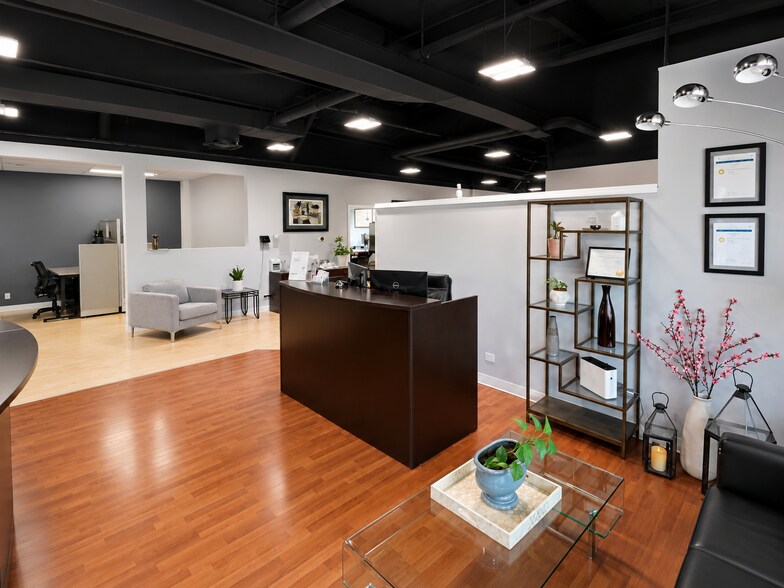 935 N Plum Grove Rd, Schaumburg, IL à vendre - Photo de l’immeuble – Image 3 sur 53