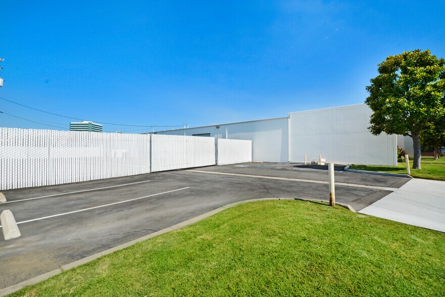 2221 S Dupont Dr, Anaheim, CA à vendre - Photo de l’immeuble – Image 3 sur 10