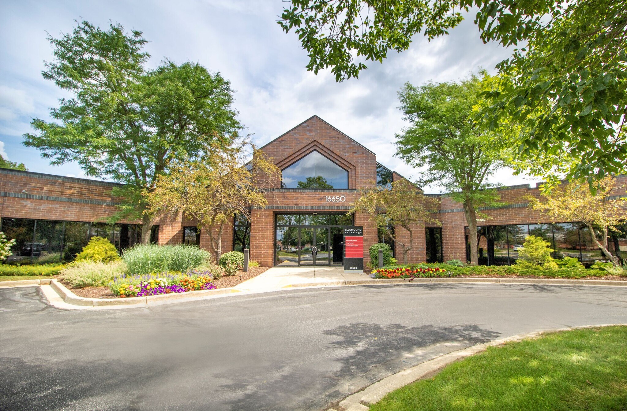 16620 W Bluemound Rd, Brookfield, WI à vendre Photo principale– Image 1 sur 10