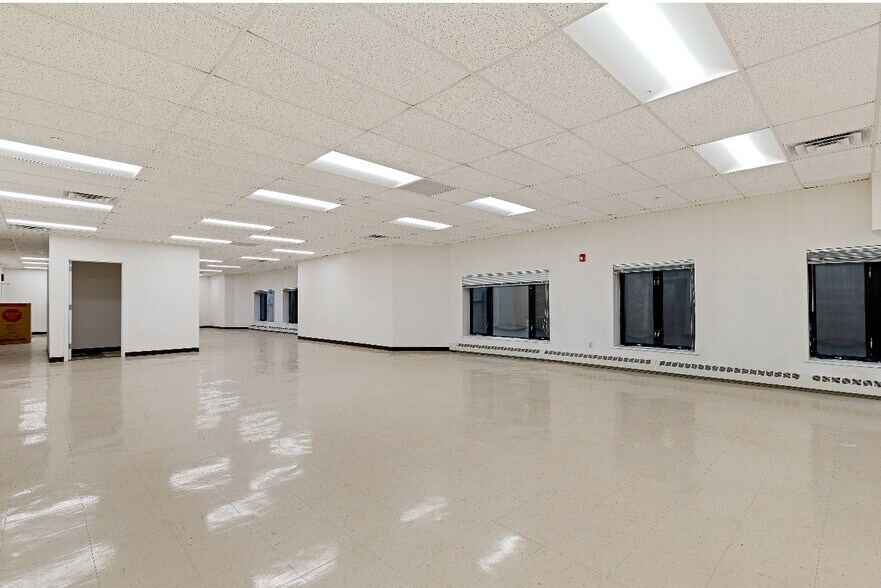 1055 Saint Johns Pl, Brooklyn, NY à louer - Photo de l’immeuble – Image 1 sur 9