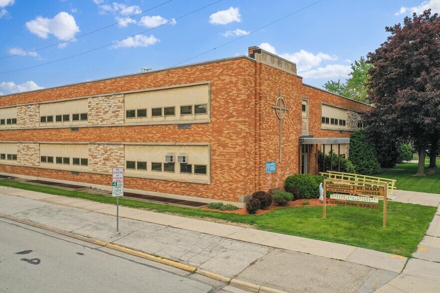 650 S Irwin Ave, Green Bay, WI à vendre - Photo principale – Image 2 sur 15