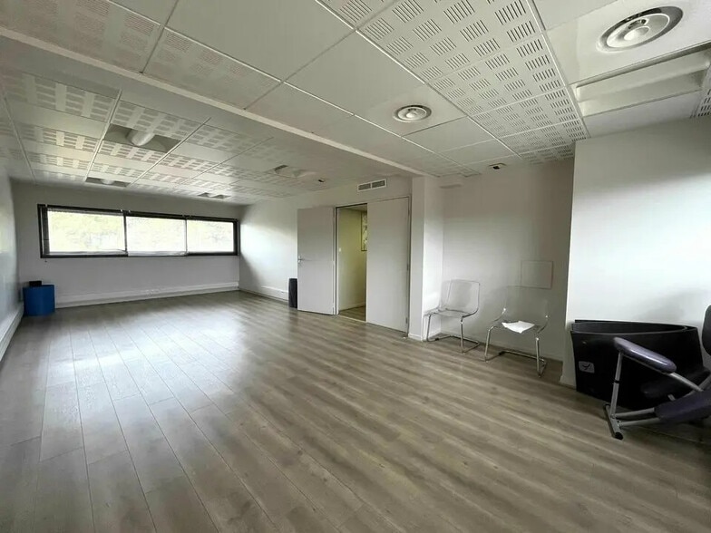 Bureau dans Mouans-Sartoux à louer - Photo de l’immeuble – Image 1 sur 4