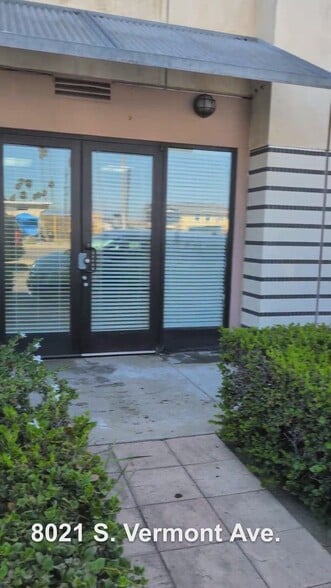 8021 S Vermont Ave, Los Angeles, CA à louer - Vidéo sur l’annonce professionnelle – Image 2 sur 17