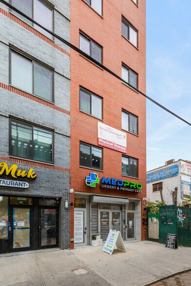 6527 Roosevelt Ave, Woodside, NY à louer - Photo de l’immeuble – Image 3 sur 4