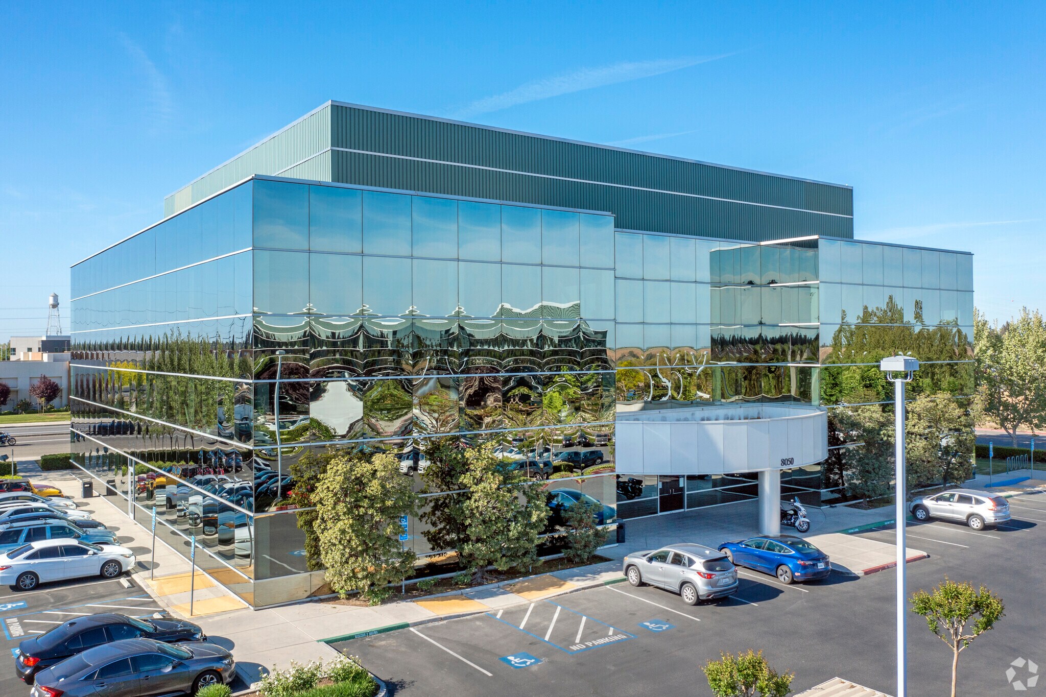 8050 N Palm Ave, Fresno, CA à louer Photo principale– Image 1 sur 9