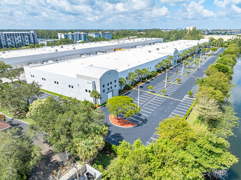 6703 NW 7th St, Miami, FL à louer - Photo de l’immeuble – Image 3 sur 10