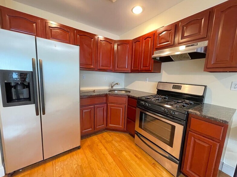 20-11 College Point Blvd, College Point, NY à vendre - Photo intérieure – Image 3 sur 16