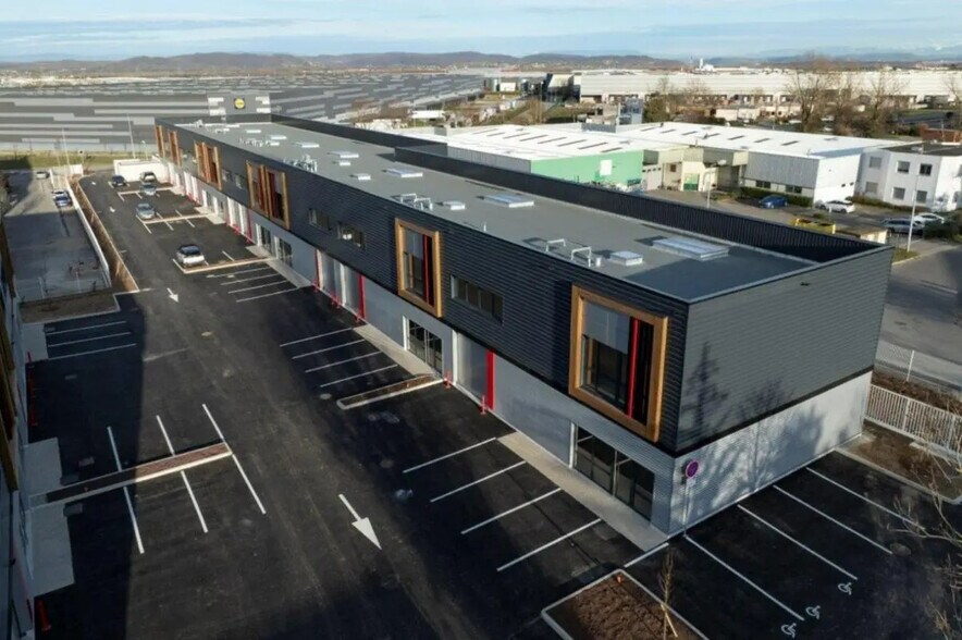 10-14 Rue De Bretagne, Saint-Quentin-Fallavier à louer - Photo de l’immeuble – Image 3 sur 15