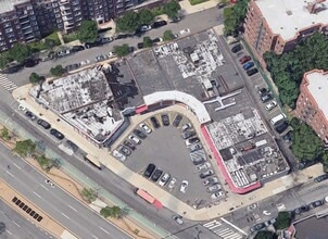 10417 Queens Blvd, Forest Hills, NY à louer Photo de l’immeuble– Image 2 sur 3