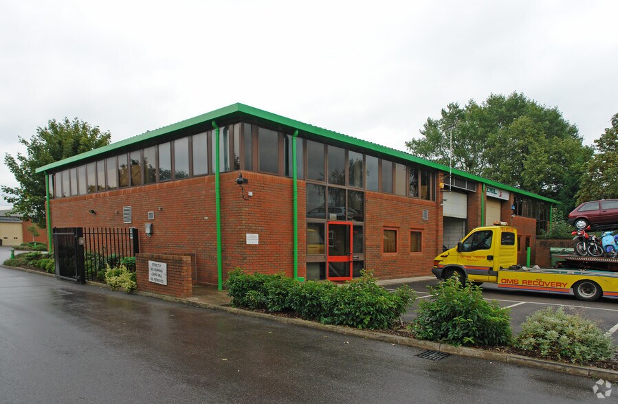 Govett Ave, Shepperton à louer - Photo principale – Image 1 sur 2