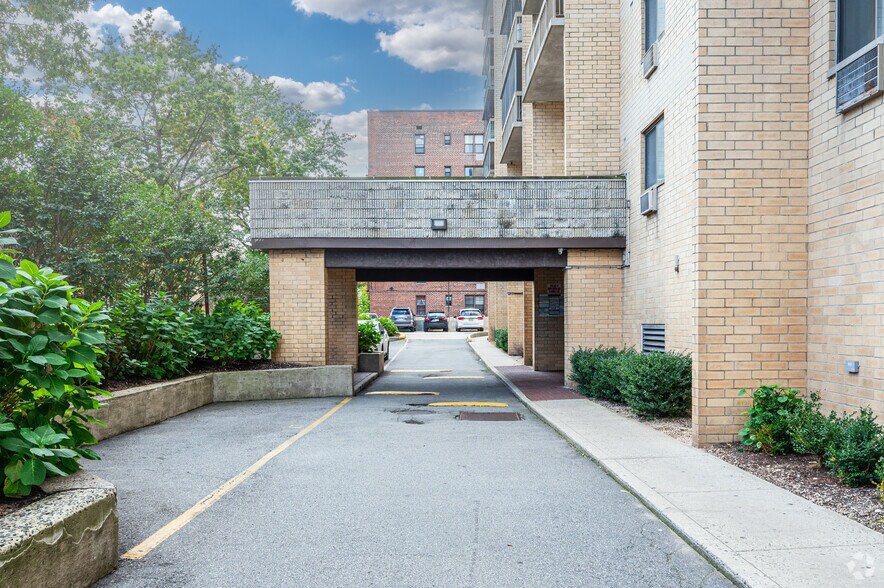 8708 Justice Ave, Elmhurst, NY à vendre - Photo de l’immeuble – Image 3 sur 4