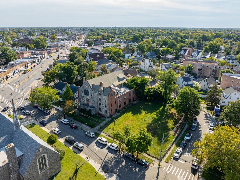 196-04-196-26 Woodhull Ave, Hollis, NY à vendre - Photo de l’immeuble – Image 3 sur 4