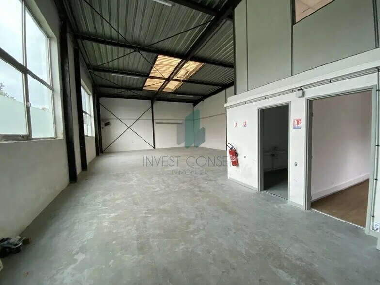 Local d’activités dans SAINT-OUEN-L'AUMONE à louer - Photo de l’immeuble – Image 2 sur 3