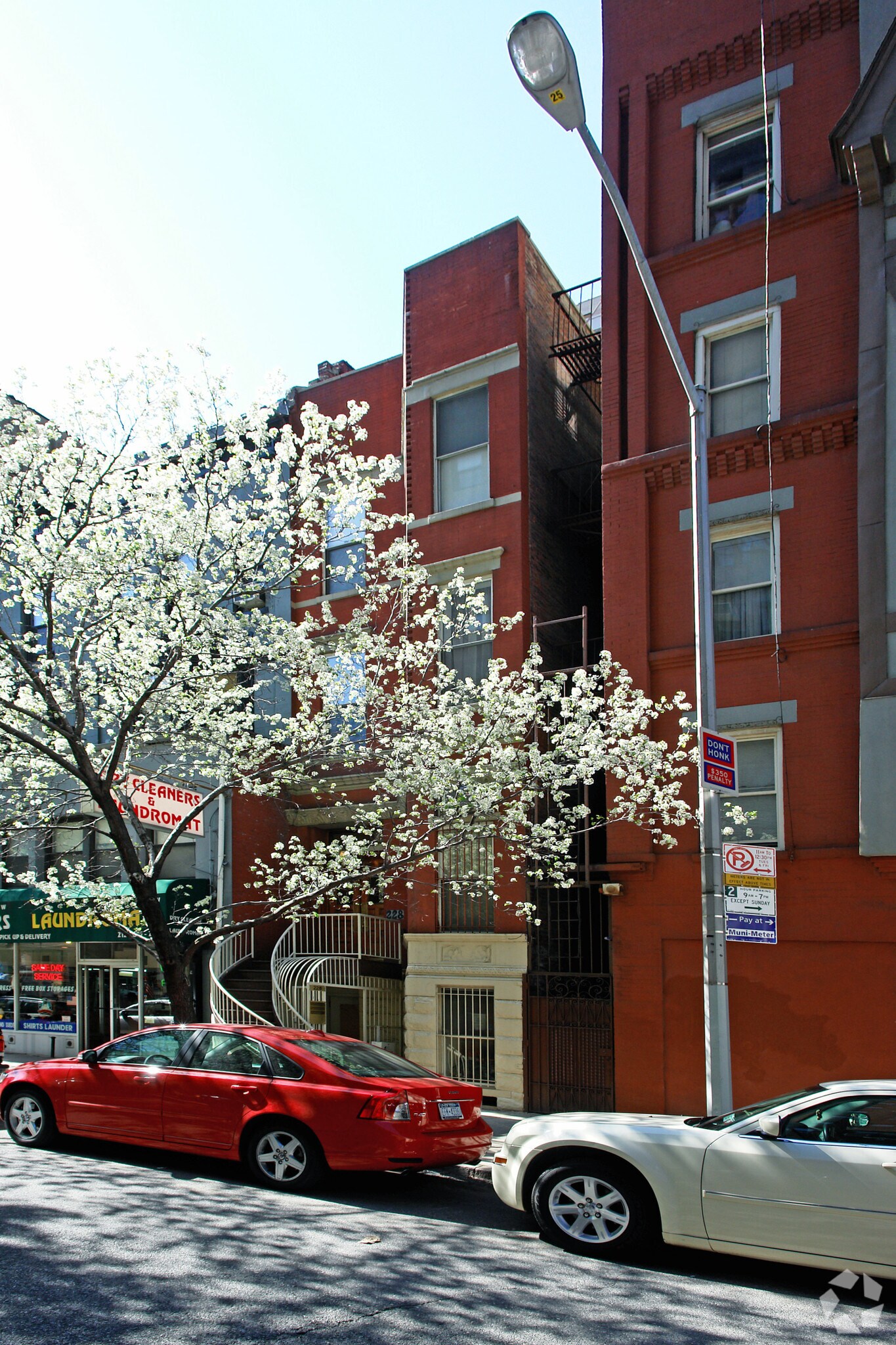 228 W 82nd St, New York, NY à louer Photo de l’immeuble– Image 1 sur 4