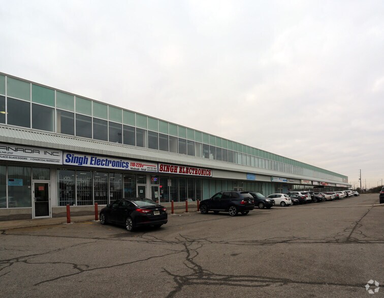 7003 Steeles Ave W, Toronto, ON à louer - Photo de l’immeuble – Image 3 sur 10