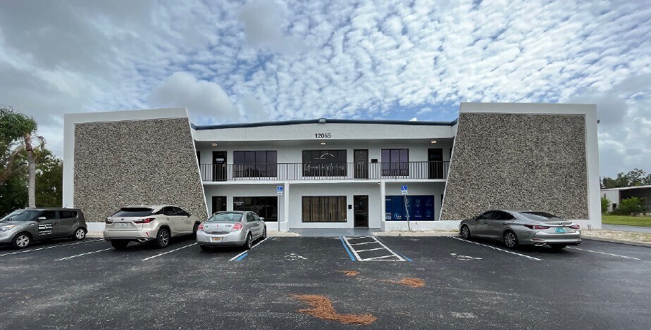 12065 Metro Pky, Fort Myers, FL à louer Photo de l’immeuble– Image 1 sur 8