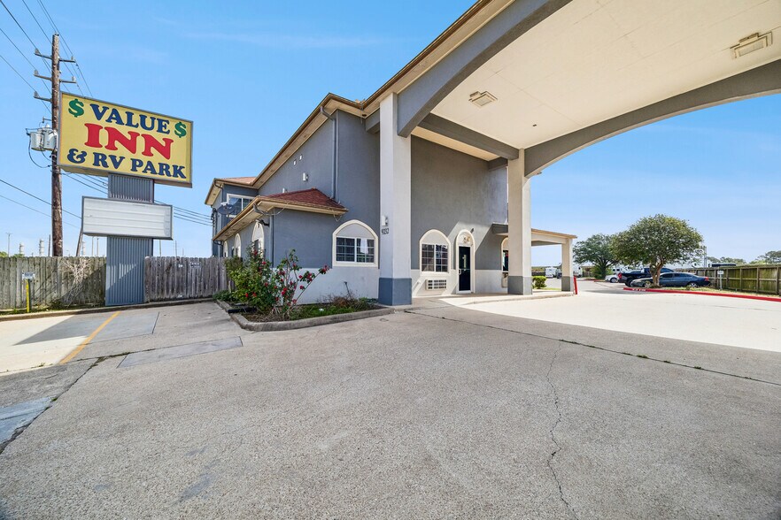 9232 N Highway 146, Mont Belvieu, TX à vendre - Photo de l’immeuble – Image 2 sur 25