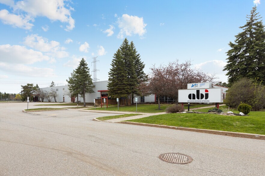 2355 St Laurent Blvd, Ottawa, ON à vendre - Photo de l’immeuble – Image 3 sur 5