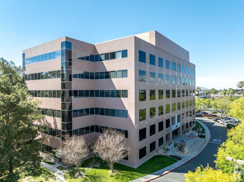 650 E Hospitality Ln, San Bernardino, CA à louer - Photo de l’immeuble – Image 3 sur 5