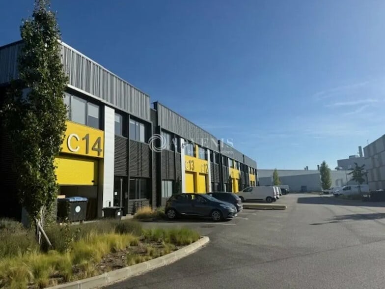 Local d’activités dans Poissy à louer - Photo de l’immeuble – Image 1 sur 10