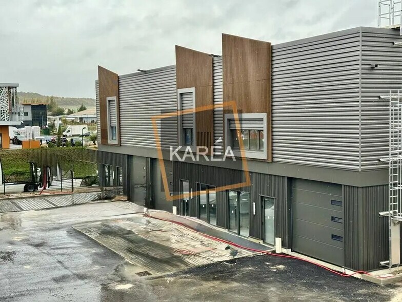 Local d'activités dans Courtry à vendre - Photo de l’immeuble – Image 2 sur 5