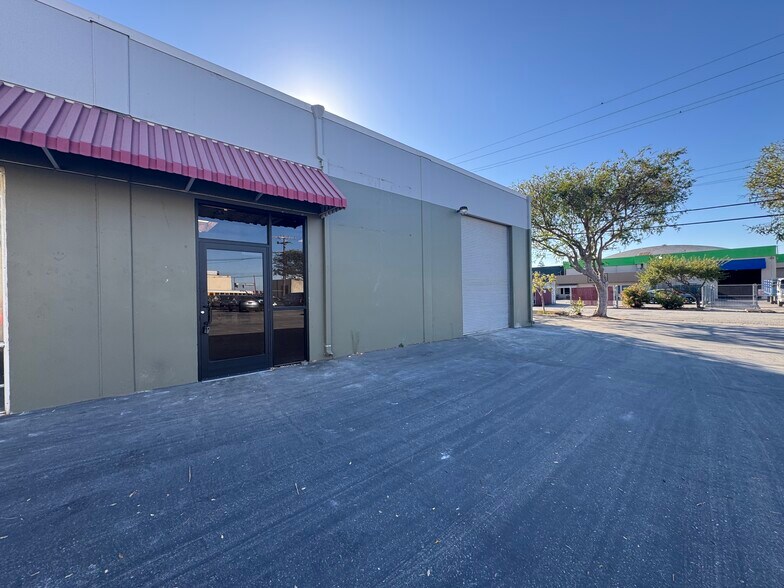 945 Bransten Rd, San Carlos, CA à louer - Photo de l’immeuble – Image 2 sur 13